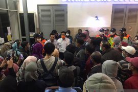 Penumpang  di Stasiun Manggarai menangis minta tambahan KRL