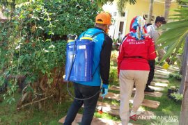 Di Baubau, penyemprotan disinfektan sasar rumah ODP cegah Covid-19