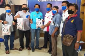 PWI Asahan berbagi beras, masker, hand sanitizer, vitamin C kepada wartawan