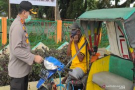 Polres lndragiri Hulu bagikan masker gratis kepada masyarakat