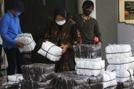 Wali Kota Risma pimpin pendistribusian APD ke 50 rumah sakit di Surabaya