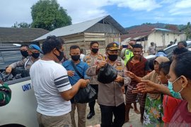 Pengemudi speed boat dan penjual makanan di Tulehu terima bingkisan dari Polri