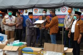 Satgas Bencana BUMN Jambi serahkan bantuan penanganan COVID-19 (Video)