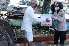 Bhayangkari Polda Sumsel bagikan sembako kepada tukang becak dan pemulung