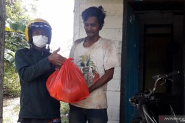 PT Timah gandeng pewarta salurkan bantuan bahan pangan pokok di Muntok