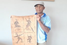 Pelukis kulit kayu di Jayapura tetap buat lukisan di tengah wabah Corona