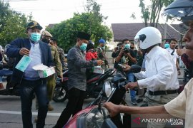 Forkopimda Sampang bagi-bagi masker kepada warga