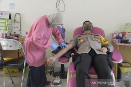 Kapolres donor darah bantu stok darah PMI