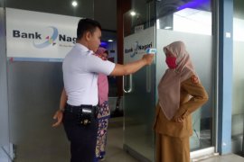Antisipasi corona, Bank Nagari Lubuk Basung lakukan pemeriksaan suhu nasabah