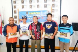 Partai PKS OKU bagikan 100 paket beras