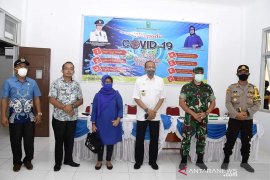 Bupati Natuna salurkan bantuan pangan, rapid test dan APD
