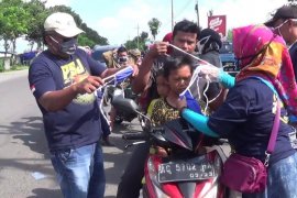 Paguyuban sopir truk di Kediri bagikan masker ke pengendara