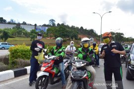 KPU Batam bagi masker kepada masyarakat