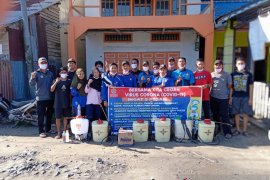 Karang Taruna Sarilaba B lakukan penyemprotan disinfektan