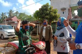 Fraksi Demokrat Provinsi Lampung berbagi masker kain Page 6 Small