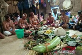 Masyarakat adat Dayak Meratus ritual tolak bala dan tutup kampung cegah COVID-19