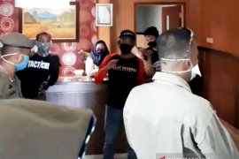 Satpol PP gerebek panti pijat di tengah pandemi COVID-19