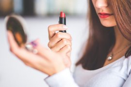 Tips gunakan lipstik agar terlihat lebih muda