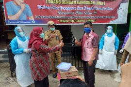 Yayasan Vioni Bersaudara Inhil serahkan masker dan hand sanitizer bagi tenaga medis