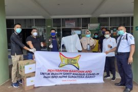Hipmi Sumbar salurkan bantuan APD dan sembako saat pandemi COVID-19
