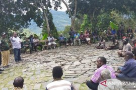 Polisi bersama Pemkab Tolikara memediasi pertikaian antarwarga Distrik Aweku