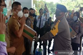 Brimob Polda Sultra-Yonif 725/Woroagi berbagi sembako di Kendari