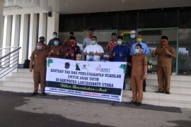 Bupati Labura salurkan bantuan Baznas Sumut