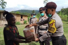 Satgas Aman Nusa II Matoa bagikan masker dan sembako warga Kobakma