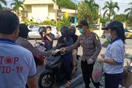 Giliran Polsek Balai bersama PSMTI sebar masker kepada masyarakat