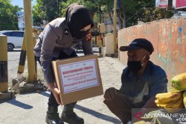 Bhayangkari Polda Gorontalo bagikan bahan pokok ke warga
