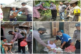 Polres Tapteng berbagi kasih dengan warga tak mampu di lima kecamatan