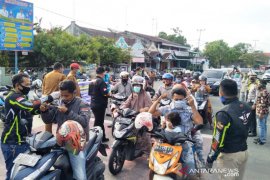 Paramaxs bagikan ratusan masker kepada pengendara di Pariaman