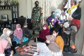 Bersama Ibu PKK, Serda Januar Effendi bikin masker kain