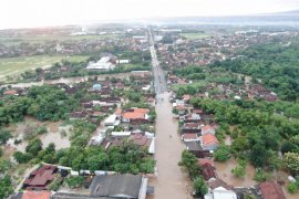 Jalan Kraton di Pasuruan ditutup akibat banjir