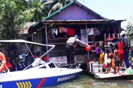Satpolair membagi-bagi sembako kepada warga terdampak COVID-19