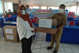 BKKBN Kalteng serahkan ribuan APD untuk bidan