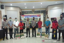 Polres Tapteng dan Pokja PWI bagikan sembako kepada wartawan