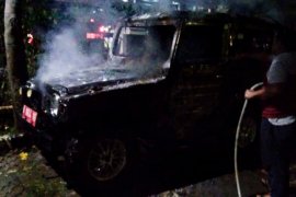 Sebuah mobil terbakar di kantor kelurahan, seorang karyawan tewas