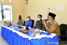 Bupati Natuna, salurkan bantuan APD dan sembako ke Pulau Laut