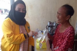 Legislator Golkar bersinergi dengan karang taruna gelar baksos di Surabaya