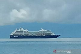 Warga heboh, kapal pesiar misterius melintas di Raja Ampat