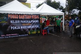 Bantu masyarakat terdampak COVID-19, Kejari Pangkalpinang - Pokja Wartawan PGK buka posko Bansos