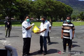 Pemkab Sangihe serahkan bantuan Sembako 173 sopir angkot