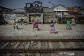Aktivitas warga berjemur di Bandung