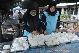 Dapur umum COVID-19 sediakan makan untuk ringankan beban masyarakat  Page 2 Small