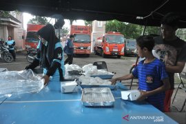 Dapur umum COVID-19 sediakan makan untuk ringankan beban masyarakat  Page 4 Small