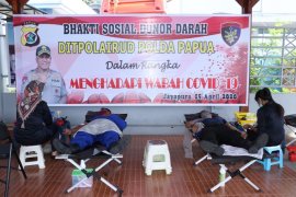 Polairud Polda Papua gelar donor darah bantu PMI hadapi COVID-19