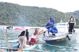Ditpolairud Polda Sumbar salurkan bantuan bahan pokok bagi nelayan terdampak COVID-19