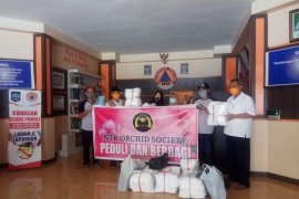 Komunitas Anggrek NTB membantu APD untuk tenaga medis