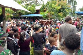 Dua pemuda cari ikan korban penembakan oknum aparat dimakamkan